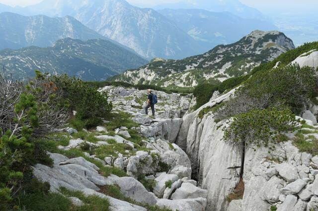 Der Abstieg Richtung Niedertörl führt durch teilweise ziemlich mühsames aber wildromantisches Karstgelände.  | Foto: Thomas Neuhold
