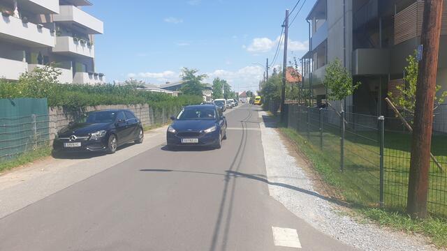 In vielen Grazer Straßen fehlen Gehsteige, oft schon seit Jahrzehnten. Aber es gibt Lichtblicke, etwa in der Laboratoriumstraße.