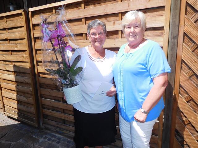 Zum 70er gab es für Sigrid Kurej Blumen von PVÖ-Stainz-Vorsitzenden Anna Maria Primus ... | Foto: KK