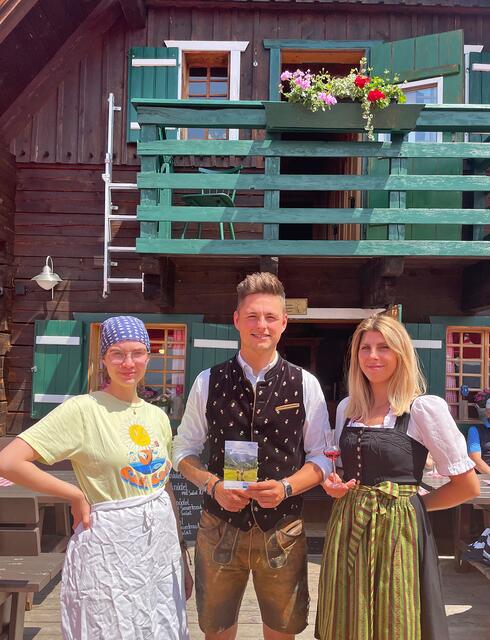 Natalie, Christoph und Katrin sorgen sich um das Wohl ihrer Gäste auf der Theodor-Körner-Hütte. | Foto: Theresa Kaserer-Peuker