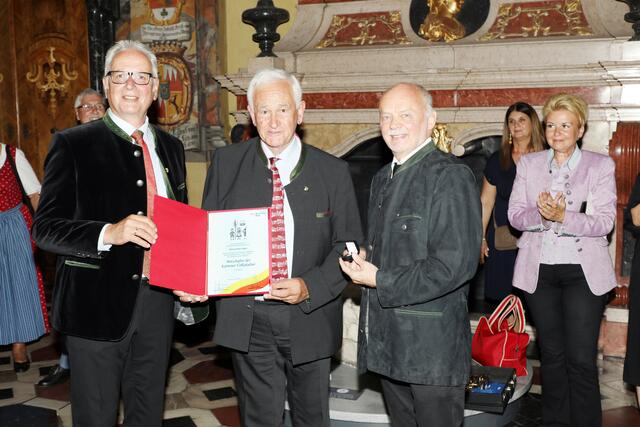 Landtagspräsident Reinhard Rohr, Jubilar Hans Ogris, Heimo Schinnerl und SR Sandra Wassermann.