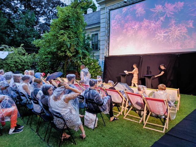 Auch die leichten Regenschauer konnten die Besucherinnen und Besucher nicht abhalten zum dotdotdot Kurzfilmfestival zu kommen.