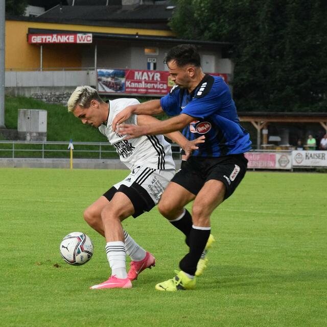 Unentschieden im Städtederby zwischen Kufstein (Andreas Lovrec, blau) und Wörgl (Sebastjan Slak, weiß).