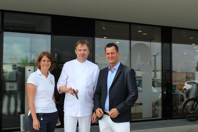 Ärztin Silke Eichner, Ärztevertreter des PVZ Wolfgang Hockl und Gesundheitsminister Wolfgang Mückstein beim Lokalaugenschein im PVZ Enns. (v. l. n. r.)