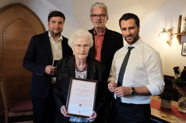 Trude Belina wurde für ihre 70-jährige SPÖ-Mitgliedschaft geehrt: Benedikt Lentsch, Manfred Jenewein und Georg Dornauer gratulierten. | Foto: SPÖ Landeck