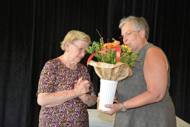 Seitens der Vulkanland Dichtergilde gratulierte Eva Kratzer der Grande Dame der Dichtergilde zu ihrem Erstlingswerk.
