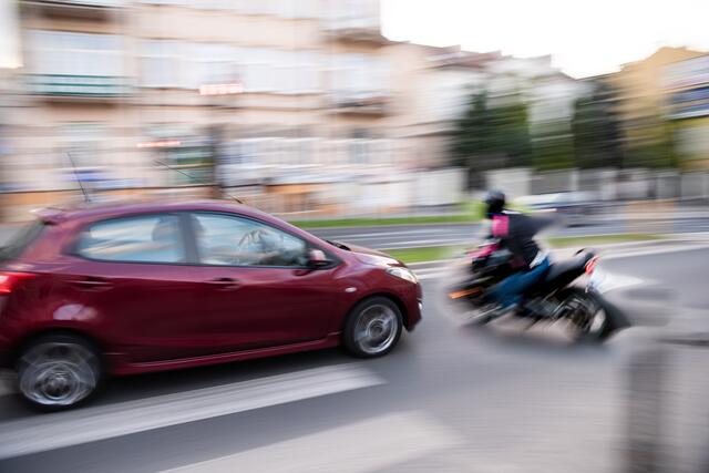Ein Motorradunfall ereignete sich heute morgen in Klagenfurt. Ein 44-jähriger wurde dabei unbestimmten Grades verletzt