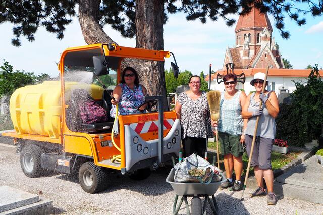 Die fleißigen Damen des Friedhofteams mit u.a.:
- Blumen gießen,
- Unkraut entfernen