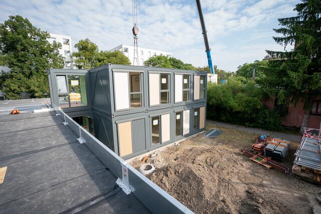 "Monti", die mobile Schule, kann in kürzester Zeit ab- und an einem neuen Standort angepasst aufgebaut werden.