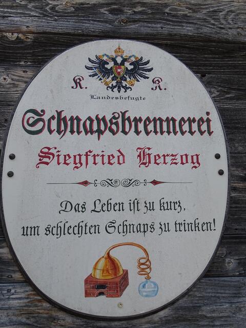 Diese Tafel hängt an der Mauer der Brennerei und jeder Kunde liest den Leitspruch von Siegfried Herzog.