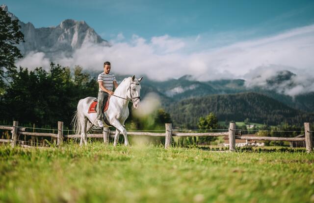 Roberto Bautista Agut beim Lipizzaner-Ausritt in Going. | Foto: A. Scheuber
