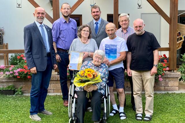Rosa Dorr als Jubilarin mit Bürgermeister Josef Schaden, Ortsparteiobmann Markus Rabl, Monika Gretz, Ortsvorsteher Alexander Scheidl, Walter Gretz, Seniorenbund-Obmann Johann Weber und Pfarrer P. Daniel Gärtner (v.l.n.r)