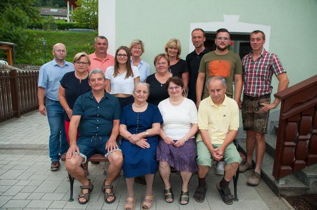 v.v.l. Reinhold Bachler, Anna Bachler, Waltraud und Josef Keiblinger
m.v.l. Rosemarie u. Magdalena Bachler, Anna Rötzer, Martin Bachler, Johannes Schuster h.v.l. Andreas Reingruber, Vizebgm. Josef Landstetter, Anna Koppelhuber, Bgm. Gerlinde Schwarz, gfGR Karl Öckmayer