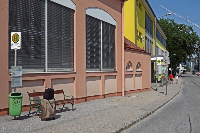 Die Haltestellen der wichtigsten Buslinien befinden sich 300 Meter vom zentralen Wartehaus entfernt vor der Volksschule.