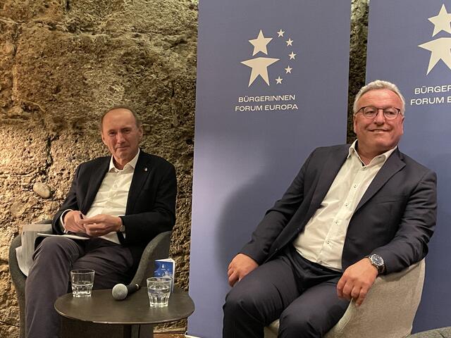 Othmar Karas und Heinrich Schellhorn diskutierten, mit den Salzburger, über die Themen Wirtschaft und Umwelt - von der E-Mobilität bis hin zu Blackout-Szenarien.