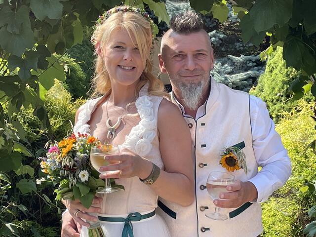 Michaela Schmid und Markus Kalcsics aus Buchschachen heirateten in Kitzladen. | Foto: Michael Strini