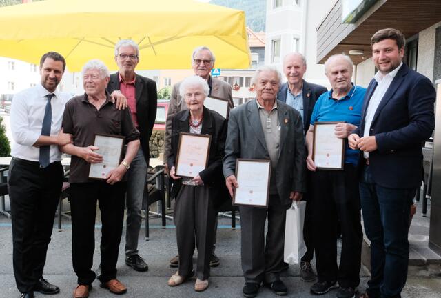 Mitgliederehrung der SPÖ Landeck: Landesparteivorsitzender Georg Dornauer, Max Gasteiger, Ortsparteivorsitzender Manfred Jenewein, Trude Belina, Manfred Weiskopf, Franz Hebenstreit, Walter Guggenberger, Peter Biechl und Bezirksparteivorsitzender Benedikt Lentsch  (v.l.). | Foto: SPÖ Landeck