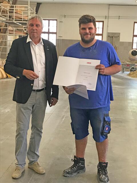 Sieger Patrick Peisser mit Innungsmeister Bernhard Breser.