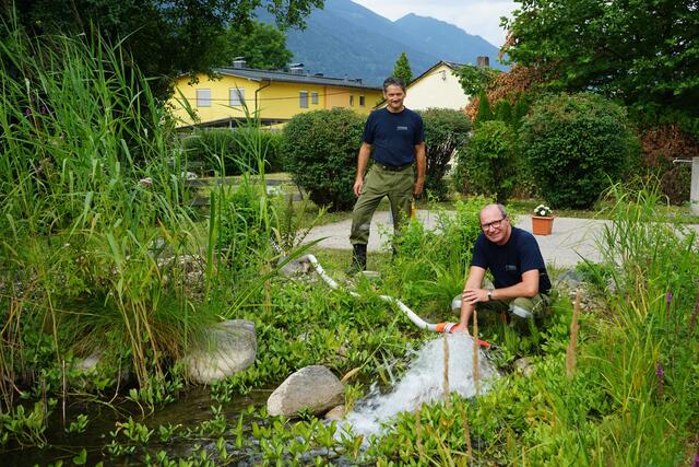 Im Einsatz: Johannes Trojer und Friedrich Kanzner (stehend) von der Feuerwehr Spittal