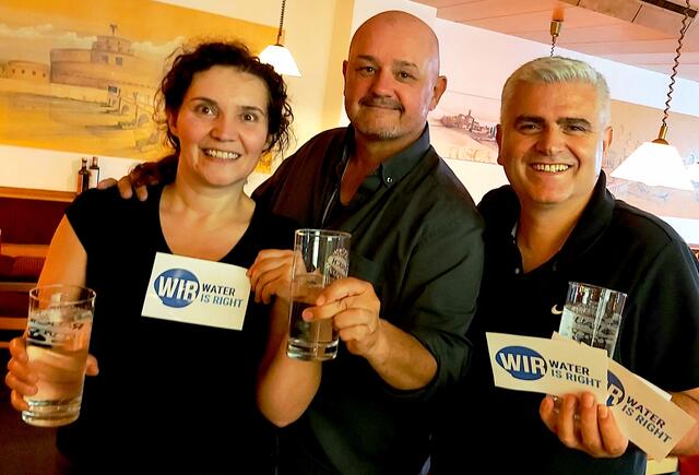 Foto: Andreas Seeburger: Carola Pllana (li), Rolf Stahlhofen (mi), und Pizzeria Antonio Chef Avni Pllana freuten sich über das Wiedersehen in Bludenz