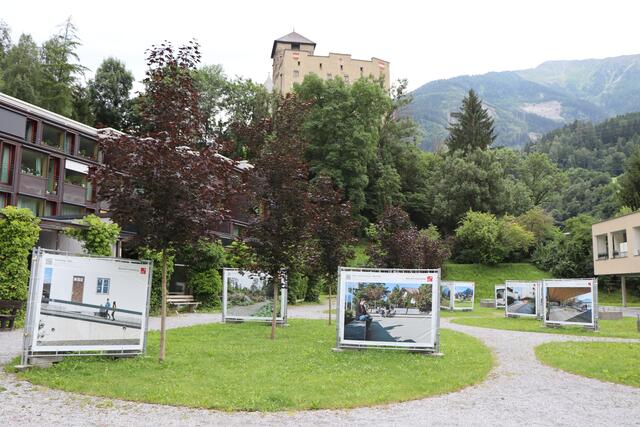 Im Rahmen der Wanderausstellung "Lebensräume – Mehrwert Gestaltung" werden Projekte mit Bild und Text auf großen Plakatwänden gezeigt. | Foto: Othmar Kolp