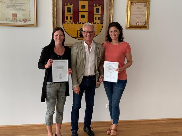Gerhard Weil gratulierte Carina Paller und Elisabeth Bartha.