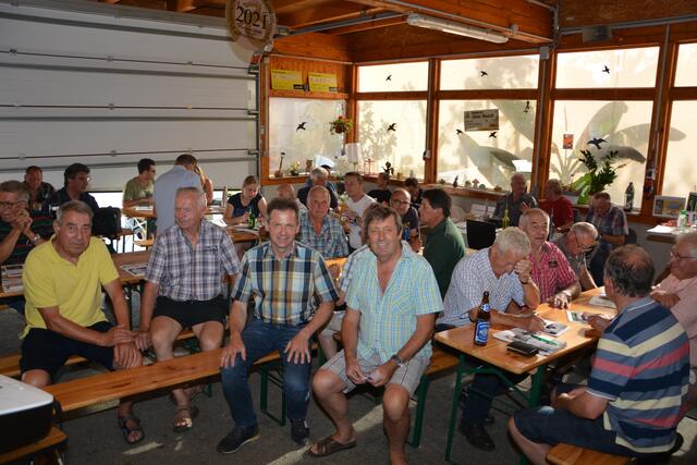 Wertvolles Wissen vermittelt: Alois Rauch, Obmann des Bienenzuchtvereins Feldbach mit Referent Imkermeister Werner Kurz im Kreise der Feldbacher Imkerkollegen.