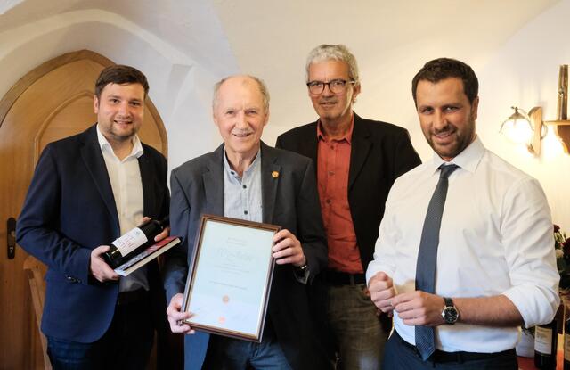 SPÖ-Urgestein Walter Guggenberger (2.v.l.) für 50-jährige Mitgliedschaft ausgezeichnet: Benedikt Lentsch, Manfred Jenewein und Georg Dornauer gratulierten (v.l.). | Foto: SPÖ Landeck