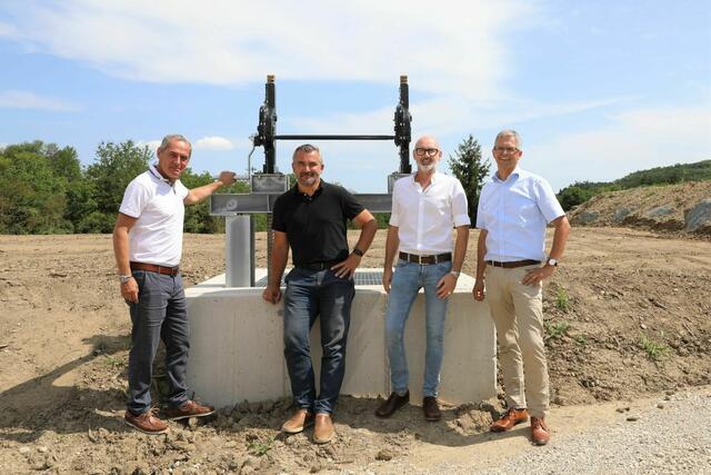 Hochwasserschutz Rohrbach "Grabenäcker": Bürgermeister Günter Schmidt, Infrastrukturlandesrat Heinrich Dorner, Wasserwirtschafts Hauptreferatsleiter Christian L. Sailer und Thomas Halbritter (v.l.n.r.)