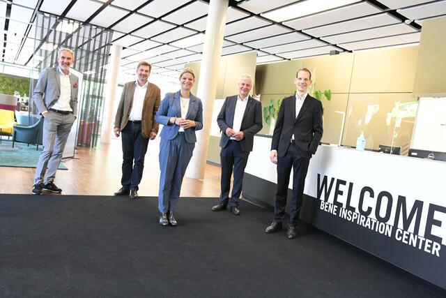 Michael Fried (Geschäftsführer Sales, Marketing & Innovation), Bürgermeister Werner Krammer, Verteidigungsministerin Klaudia Tanner, Landtagsabgeordneter Anton Kasser und Jörg Schuschnig (Geschäftsführer Finanzen & Produktion).