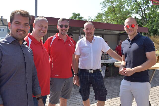 Vor dem Feuerwehrhaus traf man sich zum gemütlichen Beisammensein.