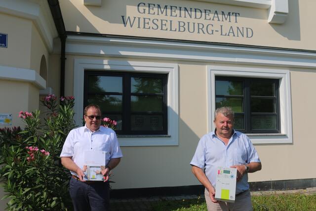 Karl Peter vom Netz NÖ Service Center Scheibbs zeigt Bürgermeister Karl Gerstl in Wieselburg-Land den neuen Smart Meter.