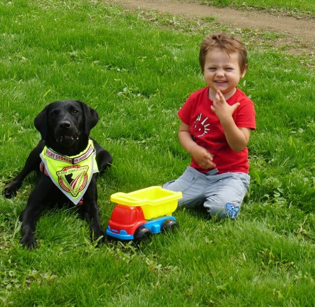 Lukas mit Therapiehund in Ausbildung