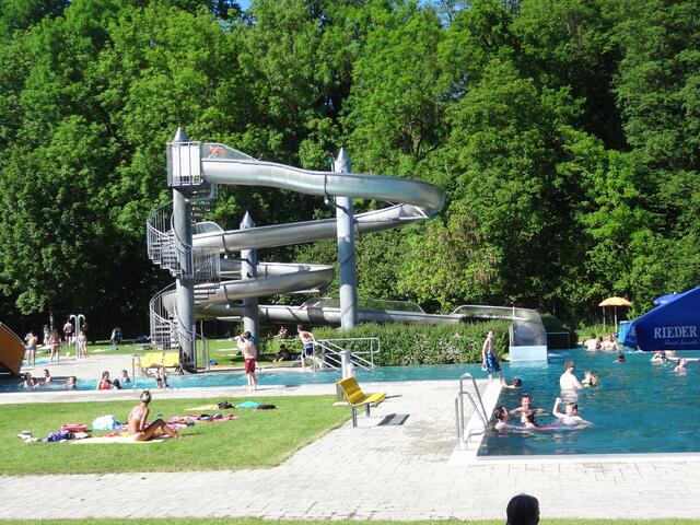 Das Rieder Freibad bietet Badespaß für alle Generationen.