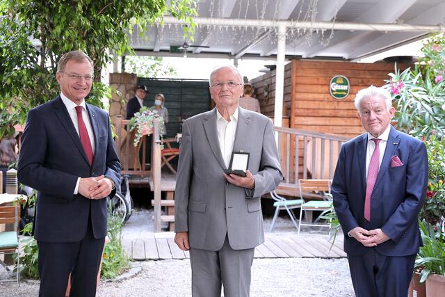 Von links: Landeshauptmann Thomas Stelzer mit Preisträger Dietmar Kriechbaum und Seniorenbund Landesobmann Josef Pühringer. | Foto: Land OÖ