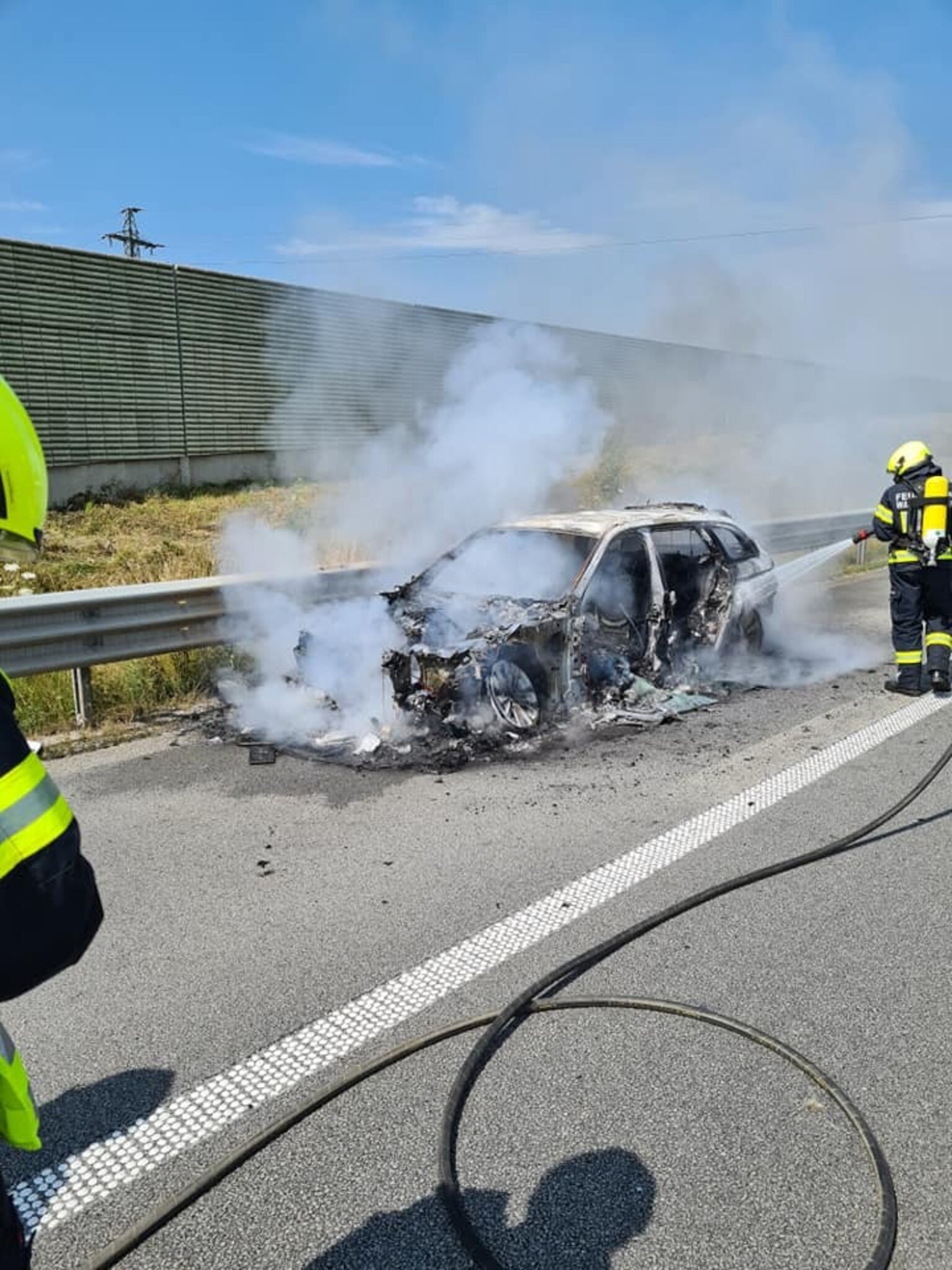 Feuerwehreinsatz: Auto brannte auf der A8 - Ried