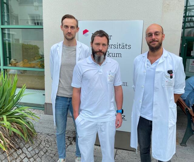 Oberarzt Dr. Martin Scherrer mit Dr. David Haslhofer (li.) und Dr. Julian Mihalic (re.)