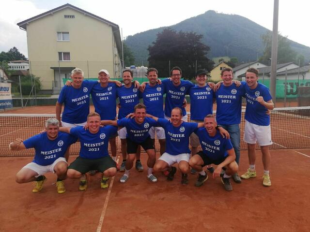 Die Mollner Tennisspieler jubeln über gleich zwei Meistertiteln. | Foto: SV Molln