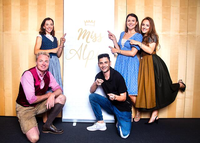 Christian Neff (Dirndl Maßschneider), Kati Pletzer-Ladurner (Missenmacherin), Angelo Lair (Fotograf), Romana Exenberger (Missenmacherin), Lisa Chitana Harasser (Miss Alpin 2020).
