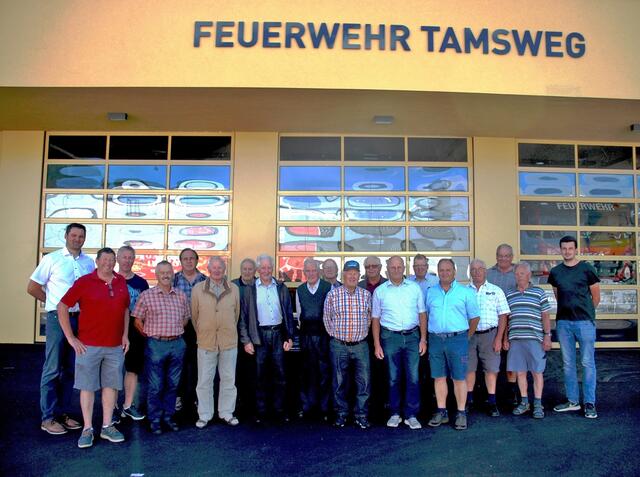 Alt-Ortsfeuerwehrkommandanten aus Göriach, Lessach, St. Andrä, Mariapfarr, Muhr, Zederhaus, St. Michael, Thomatal und Unternberg sowie Silberfüchse der Feuerwehr Tamsweg mit Albert Brandstätter (li.) und Markus Feuchter (re.). die durch das Gebäude führten.
