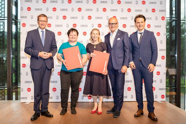 Wirtschafts- und Tourismus-Landesrat Markus Achleitner, Viktoria Stranzinger (Cook-up-kitchen), Elfriede Stranzinger (Gasthaus Zur Kaiserlinde Polling - hat die posthume Auszeichnung für ihre verstorbene Mutter Frieda Stranzinger entgegengenommen), Bundesspartenobmann Robert Seeber, Andreas Winkelhofer.
  | Foto: OÖ Tourismus GmbH/Phil Lindner