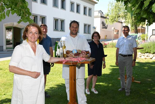 Landesrätin Teschl-Hofmeister, Obstbauverantwortlicher Mathias Schimmer, Fleischermeister Rene Boyer, Schulleiterin Veronika Schreder, Landtagsabgeordneter Manfred Schulz freuen sich über die ausgezeichneten Produktqualitäten an der Fachschule Mistelbach.