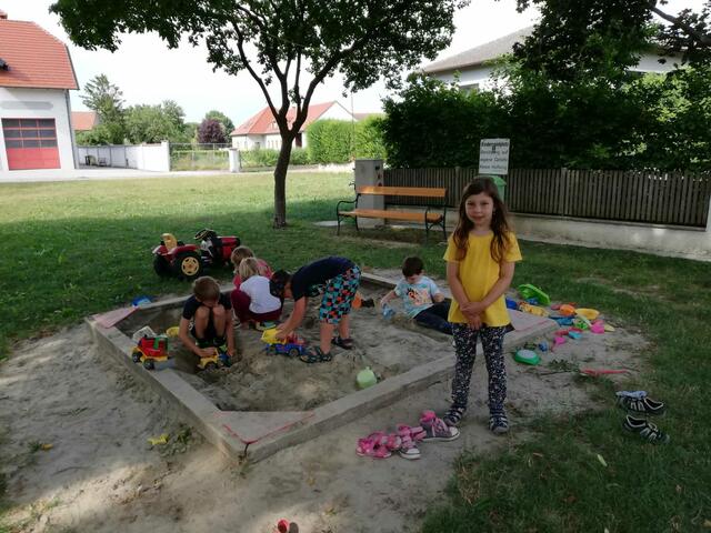 Die Kinder von Monika Seidlhuber spielen sehr gerne in Gemeinlebarn – freuen sich jedoch auf einen eigenen Spielplatz in Oberndorf.