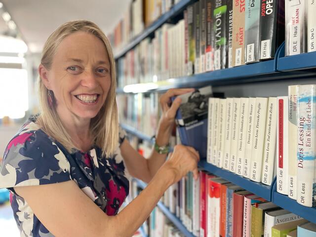 Beatrix Rigger hat viele Ideen für die Bibliothek der Pfarre Aigen. Neben Sachbücher und Zeitschriften findet man hier Romane und mehr.