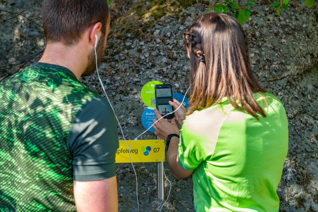 Klimawandelanpassungsthemen werden auf Schildern und mittels Audio-Guide erklärt.