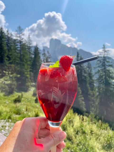 Ein erfrischender Erdbeer-Hugo auf der Alm, ja wo gibt es denn das? Auf der Theodor-Körner-Hütte in Annaberg. | Foto: Theresa Kaserer-Peuker