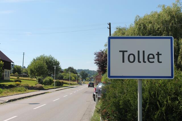 Unfall in Tollet: Der Mann war ungesichert und ohne Sicherungsnetz auf dem Dach tätig. Er stürzte etwa sechs Meter zu Boden.