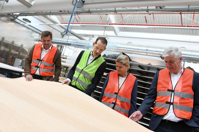 Bürgermeister Werner Krammer, Geschäftsführer Jörg Schuschnig, Verteidigungsministerin Klaudia Tanner und Landtagsabgeordneter Anton Kasser in der Produktionshalle von Bene.