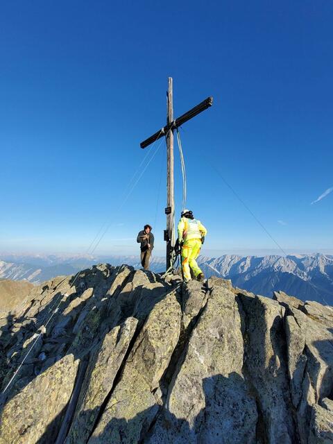 Das alte Kreuz: Dorfmeister Martin Zauner und Waldaufseher Klaus Bradlwarter waren bei der Abmontage im September 2020 vor Ort. | Foto: Gemeinde Rietz