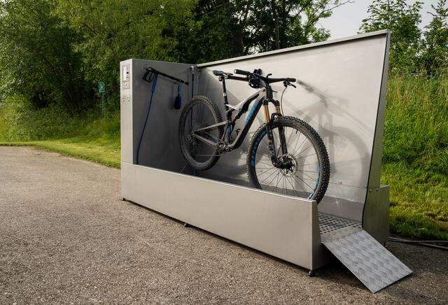 Mit dem „Bike Groovy“ des Familienunternehmens Huber KSS-Service kann das Fahrrad schonend und gründlich gereinigt werden.